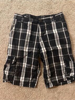 16R black and white plaid cargo shorts